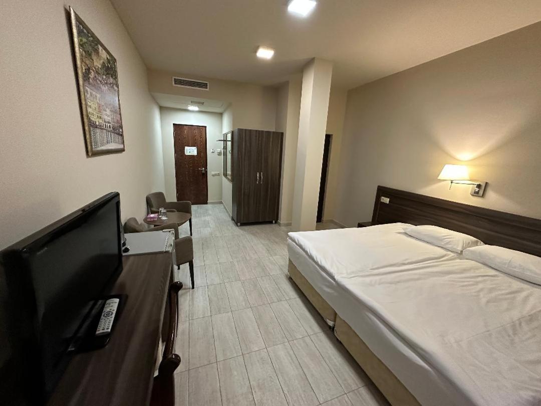 Yerevan Deluxe Hotel Екстер'єр фото