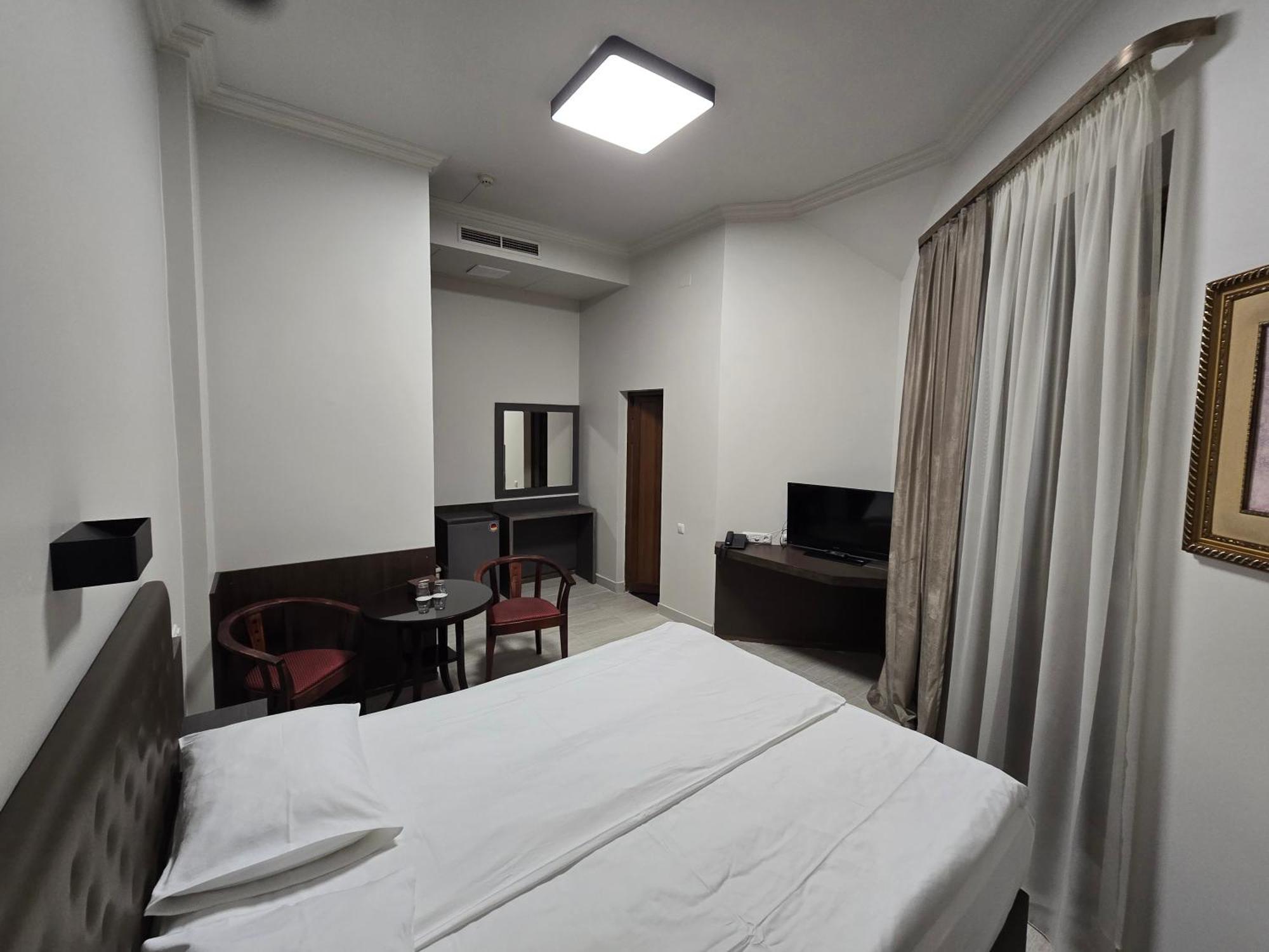 Yerevan Deluxe Hotel Екстер'єр фото