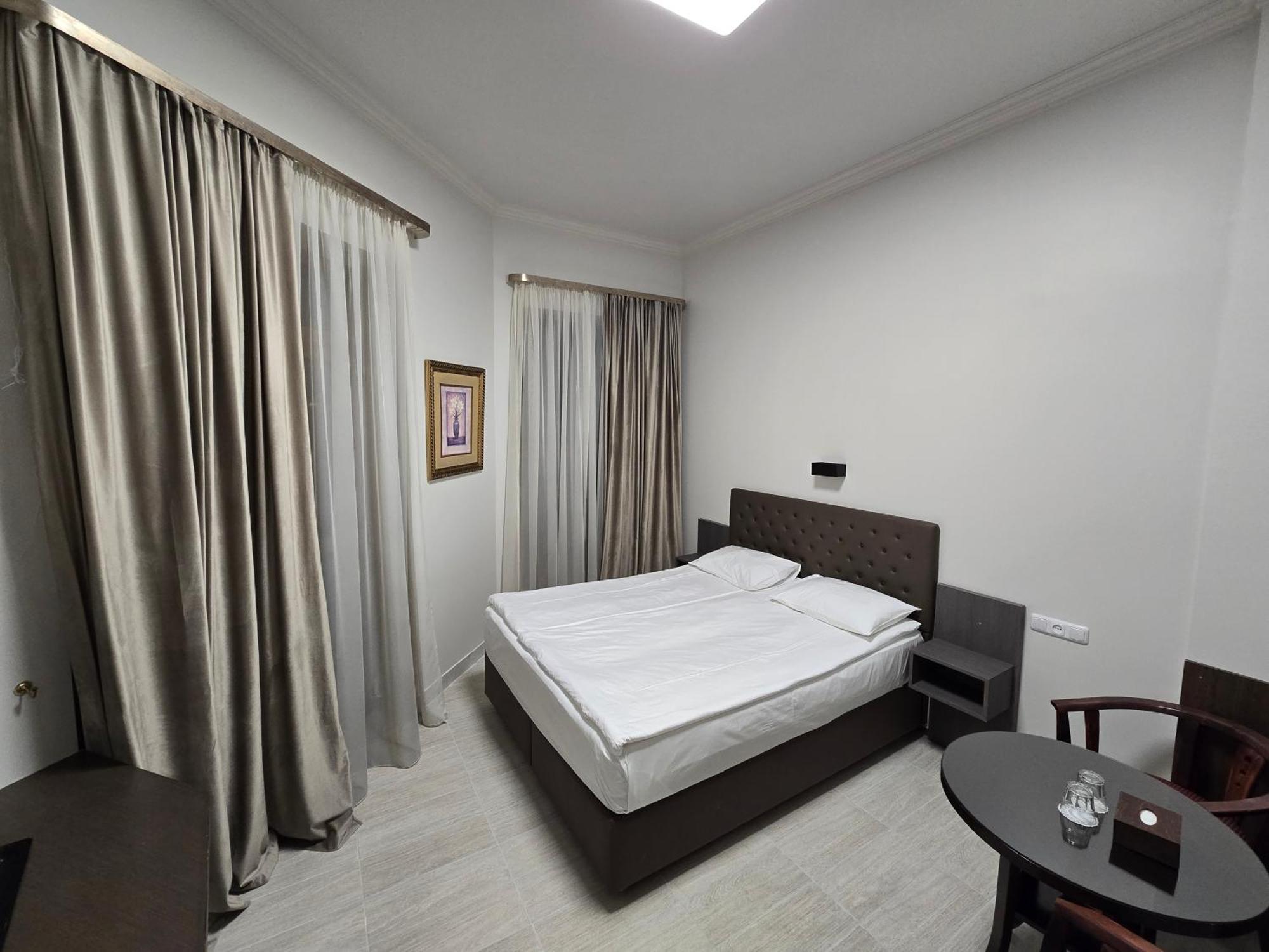 Yerevan Deluxe Hotel Екстер'єр фото