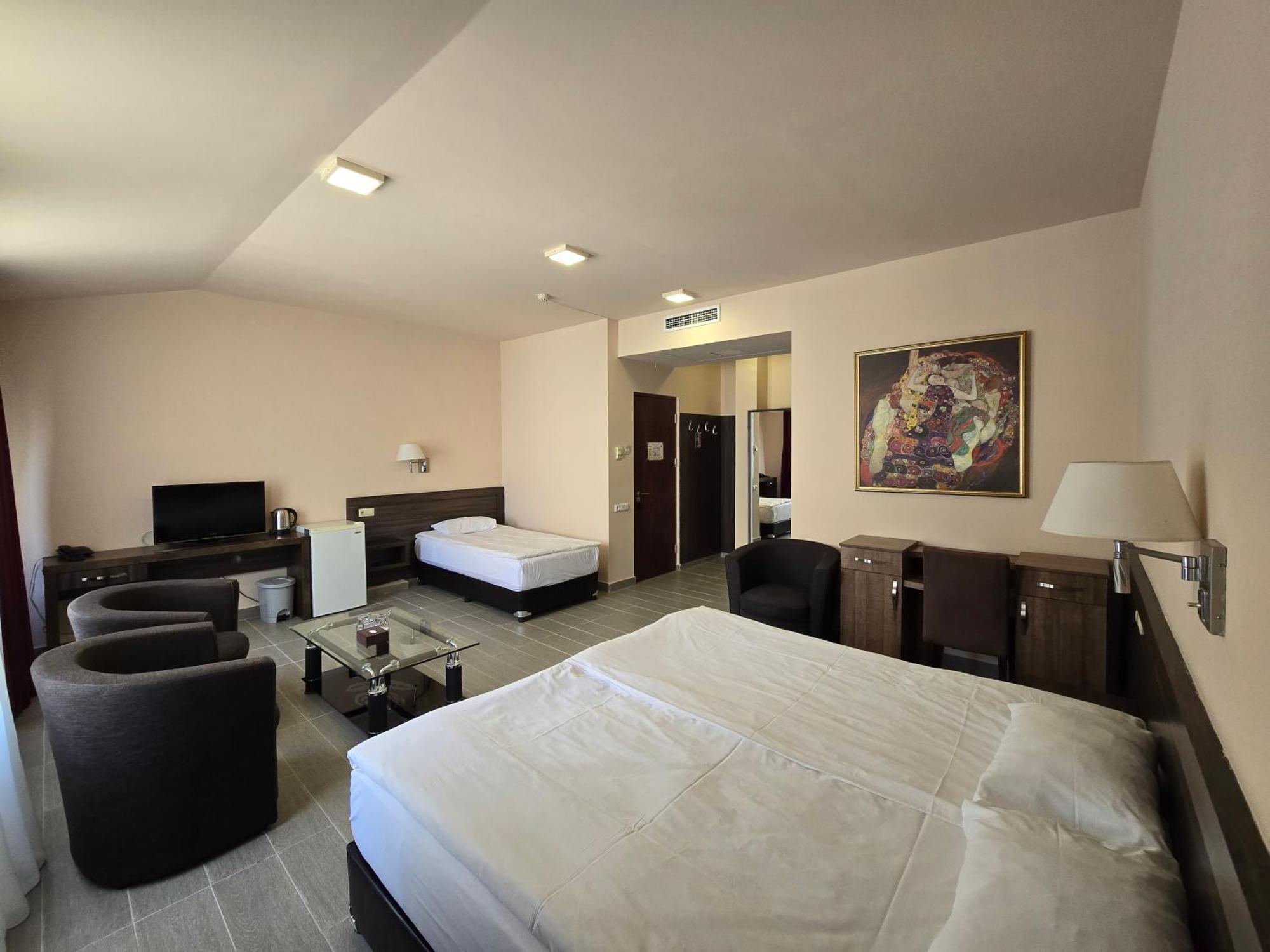Yerevan Deluxe Hotel Екстер'єр фото