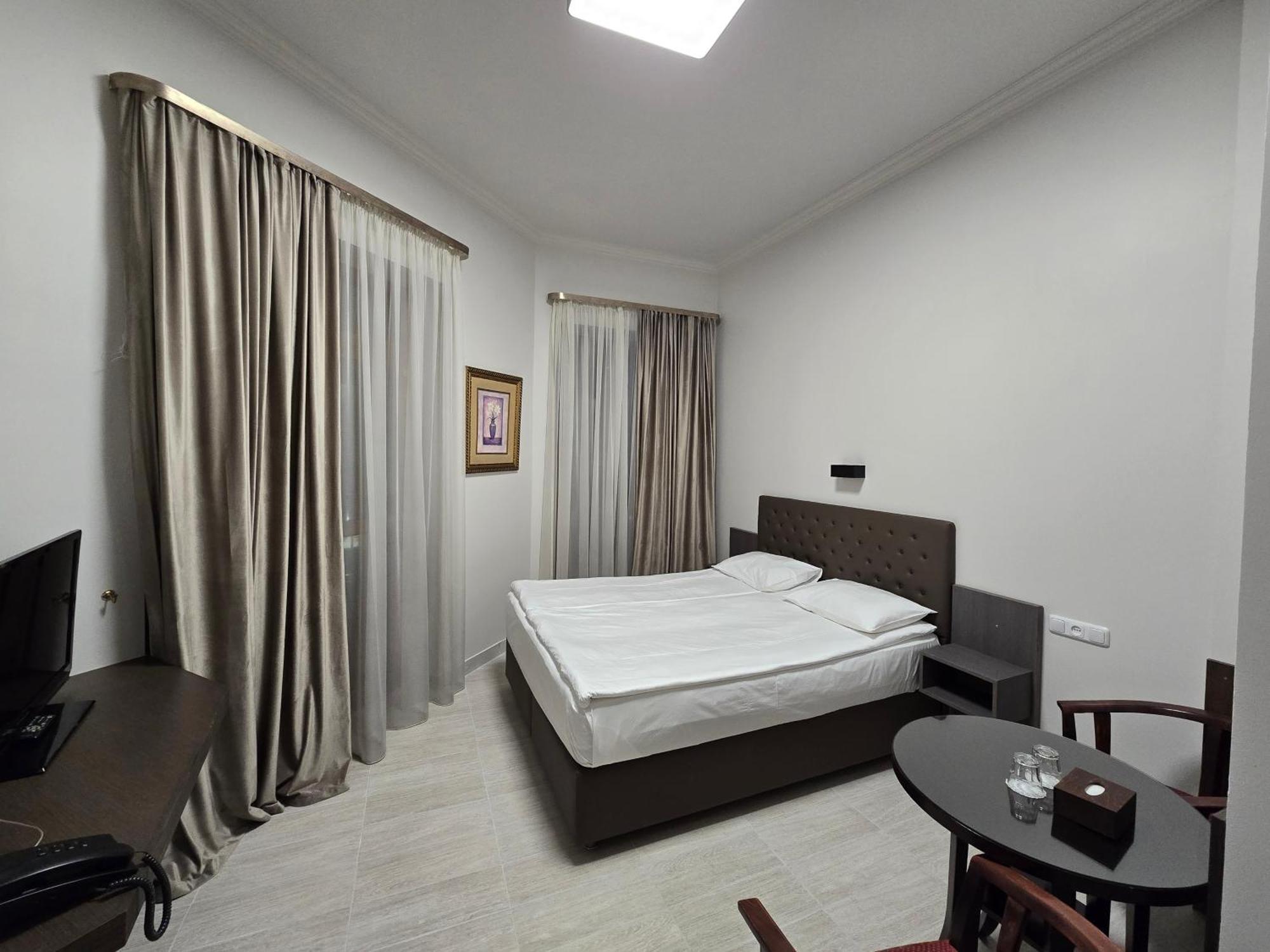 Yerevan Deluxe Hotel Екстер'єр фото