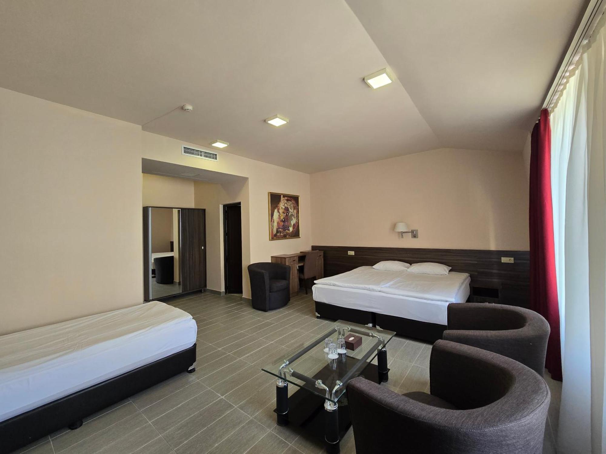 Yerevan Deluxe Hotel Екстер'єр фото
