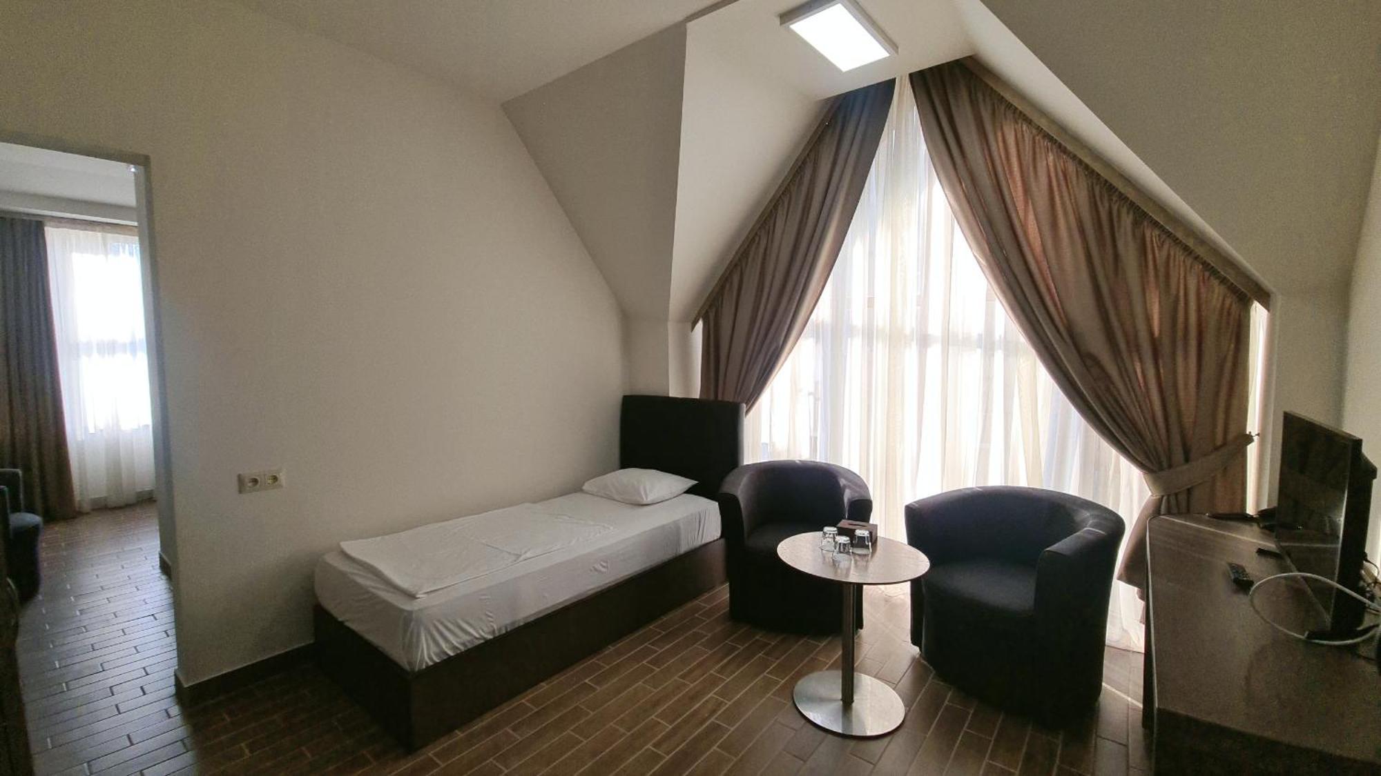 Yerevan Deluxe Hotel Екстер'єр фото