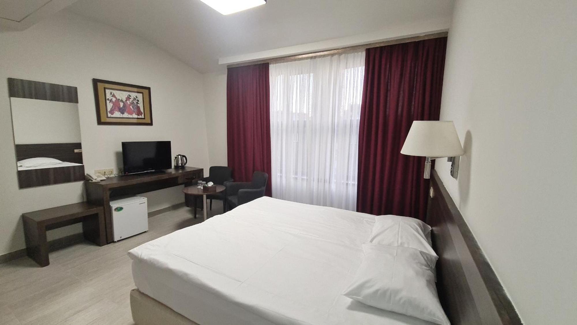 Yerevan Deluxe Hotel Екстер'єр фото
