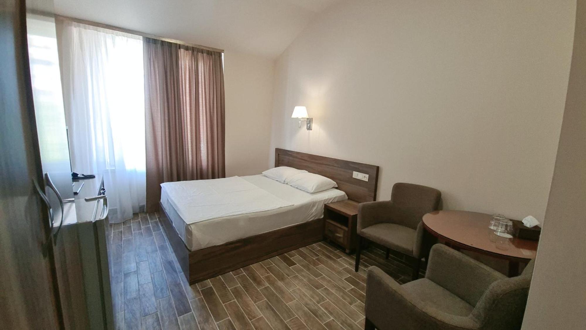 Yerevan Deluxe Hotel Екстер'єр фото