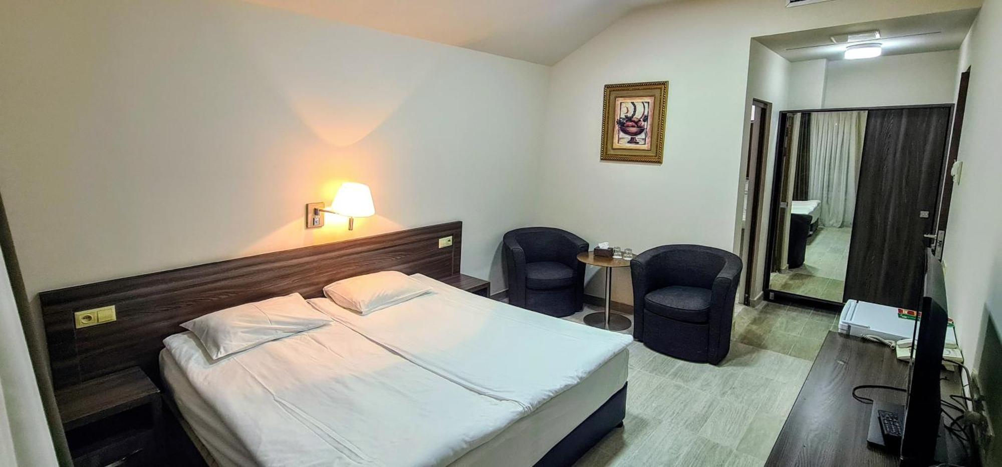 Yerevan Deluxe Hotel Екстер'єр фото