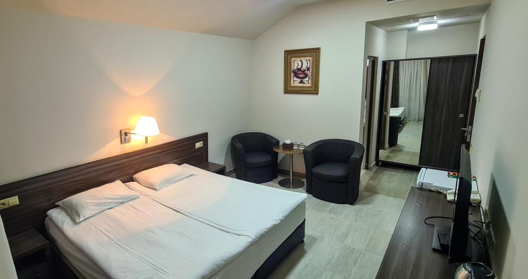 Yerevan Deluxe Hotel Екстер'єр фото