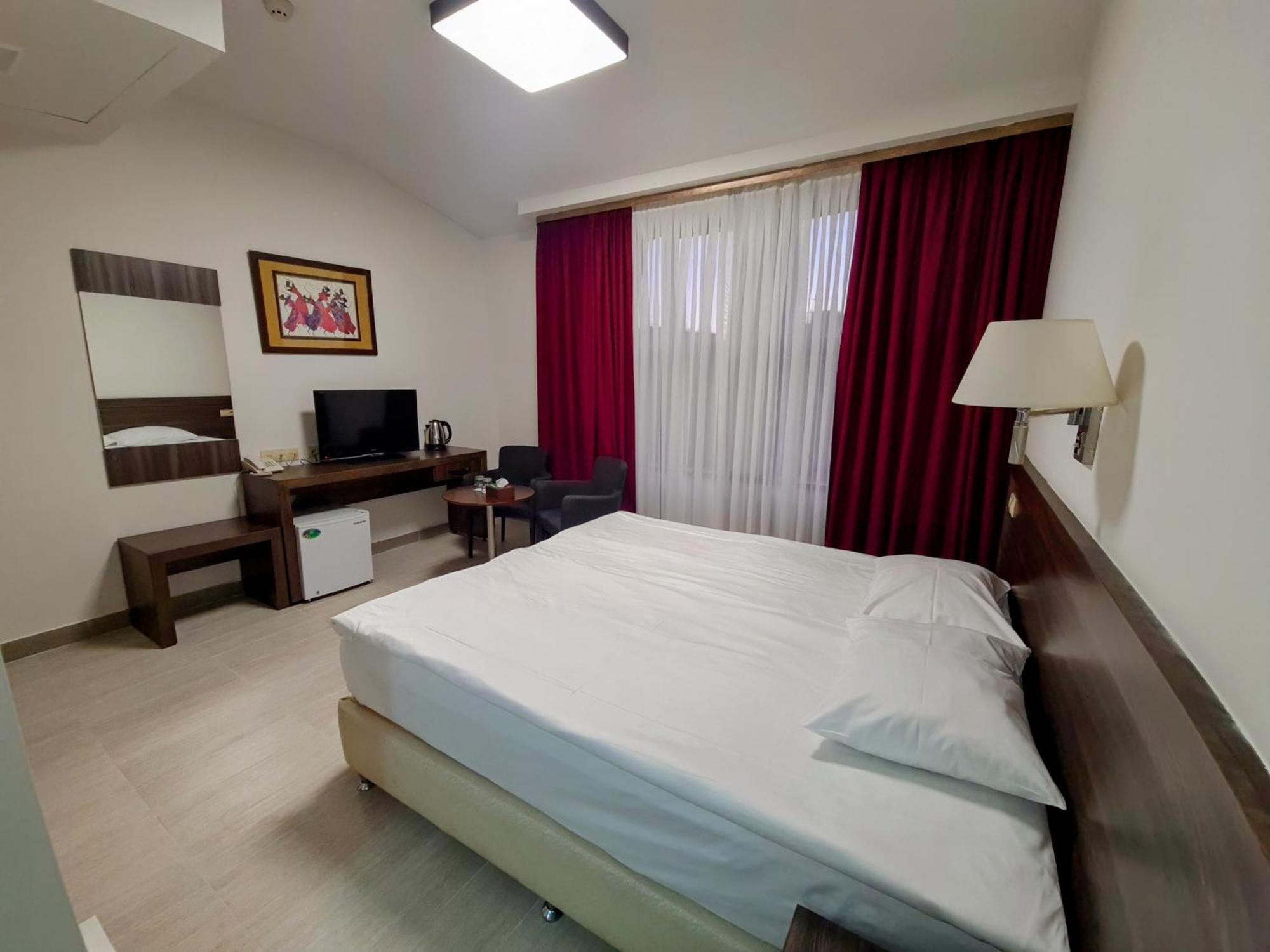 Yerevan Deluxe Hotel Екстер'єр фото