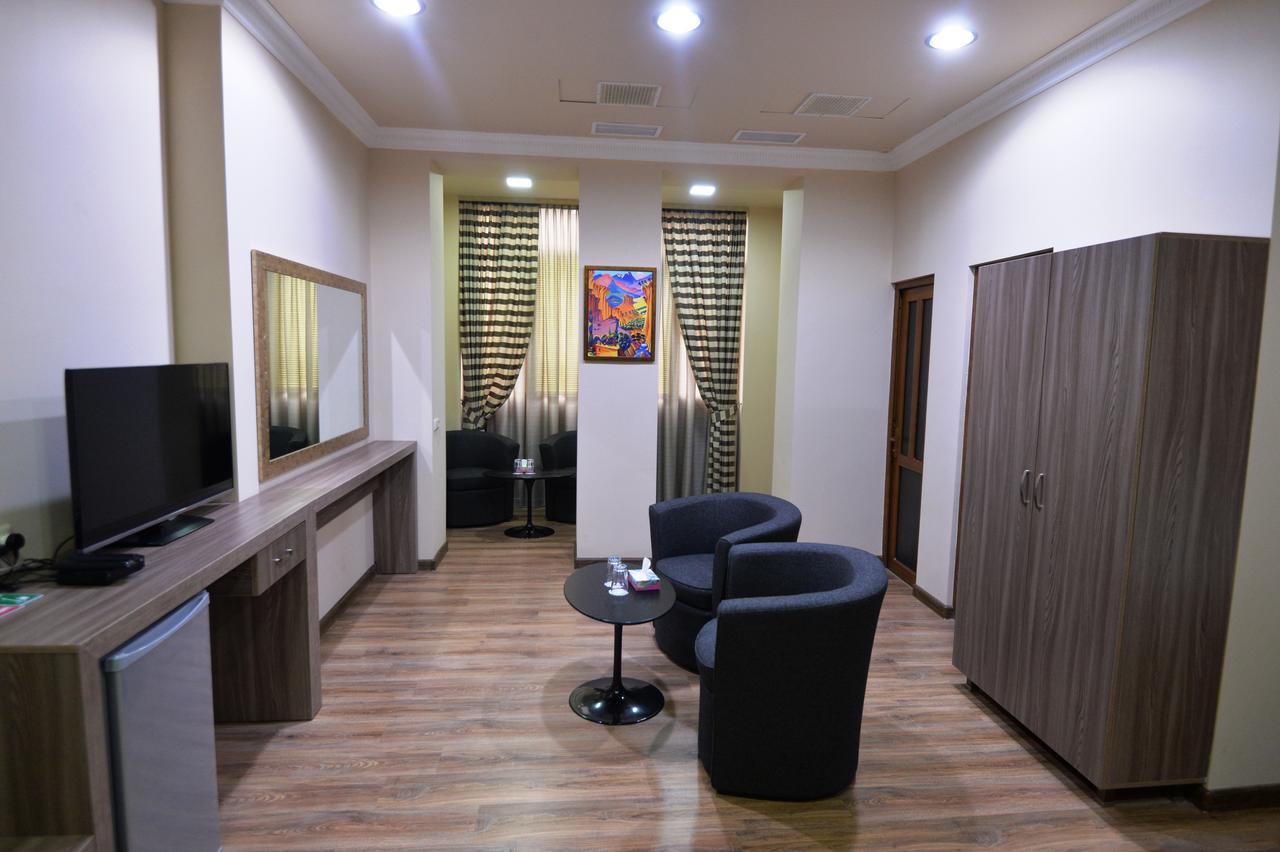 Yerevan Deluxe Hotel Екстер'єр фото