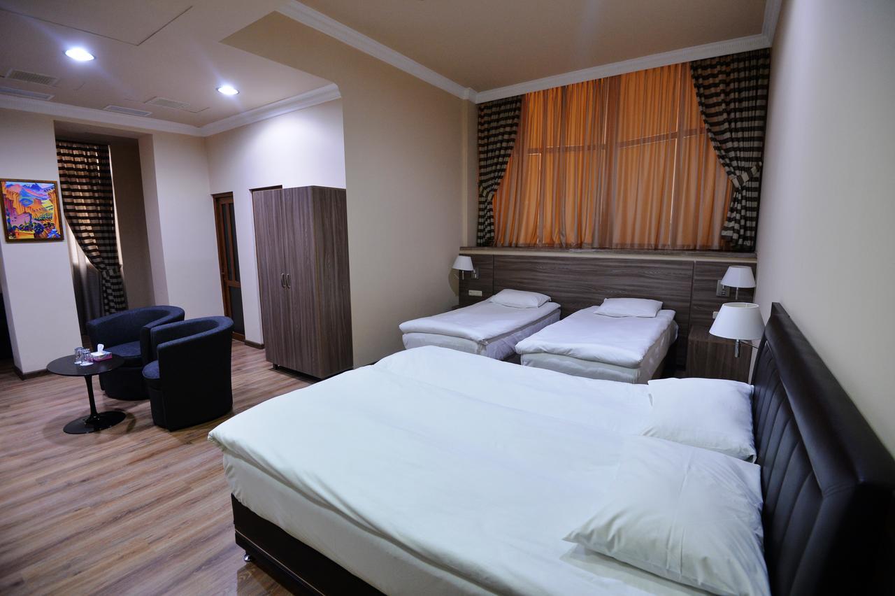 Yerevan Deluxe Hotel Екстер'єр фото